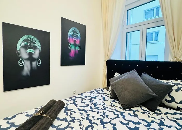 Comfortable 2br Retreat, Prime Spot By Stadthalle Apartment *